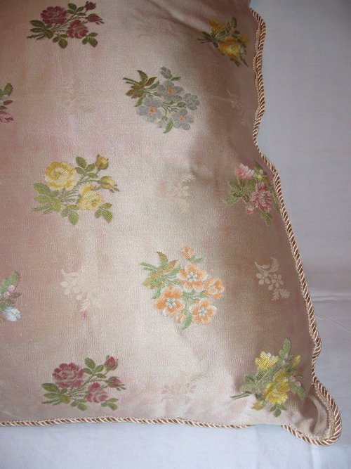 Coussin réalisé dans une soierie ancienne
