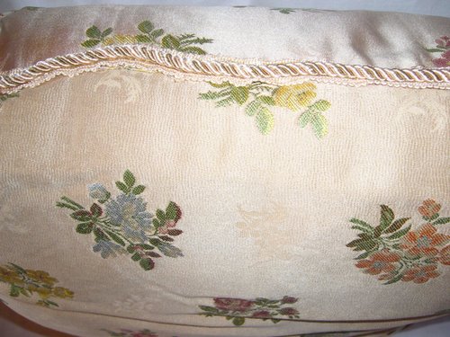 Coussin réalisé dans une soierie ancienne