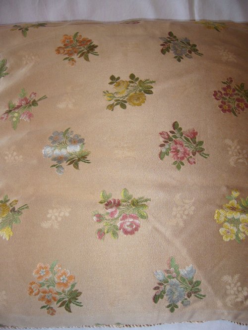 Coussin réalisé dans une soierie ancienne
