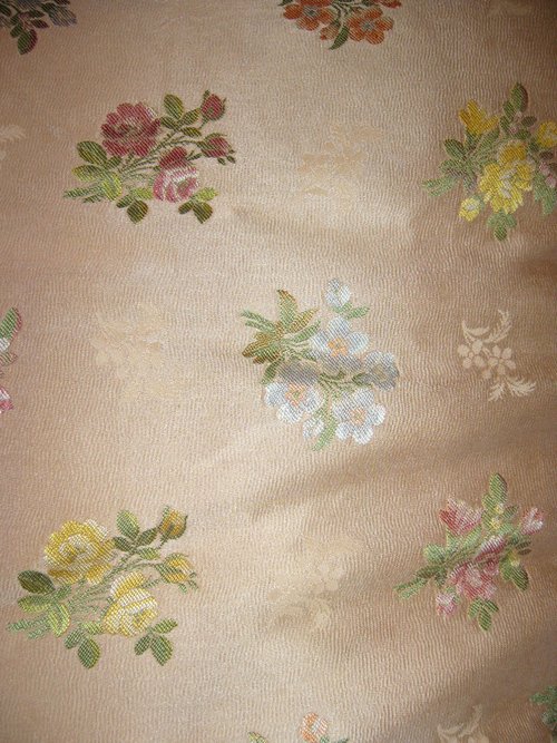 Coussin réalisé dans une soierie ancienne
