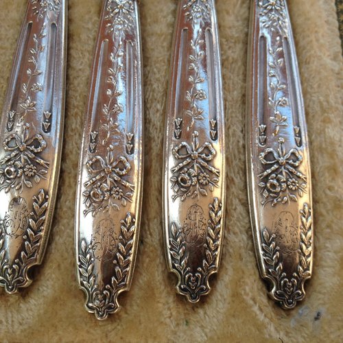 12 silberne Dessertmesser Punch Neck Brace Goldschmied Edouard Pasquet Anfang zwanzig