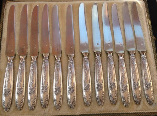 12 silberne Dessertmesser Punch Neck Brace Goldschmied Edouard Pasquet Anfang zwanzig
