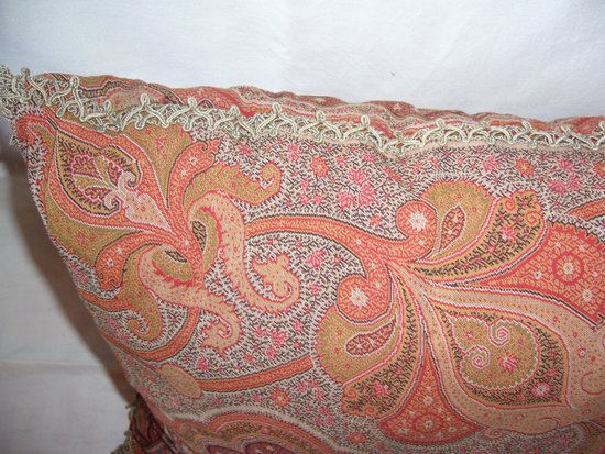 Coussin en cachemire du 19e siècle et son galon