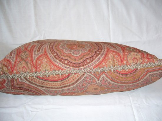 Coussin en cachemire du 19e siècle et son galon
