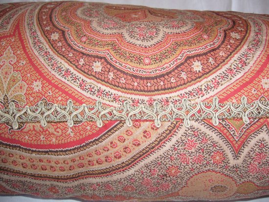 Coussin en cachemire du 19e siècle et son galon