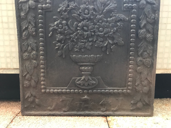 Beautiful old cast iron fireback from the 18th century
