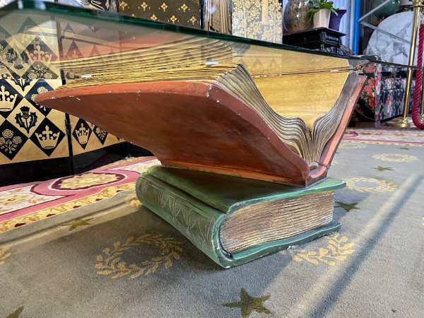 Table Basse Avec Pieds En Forme De Livres « conte »