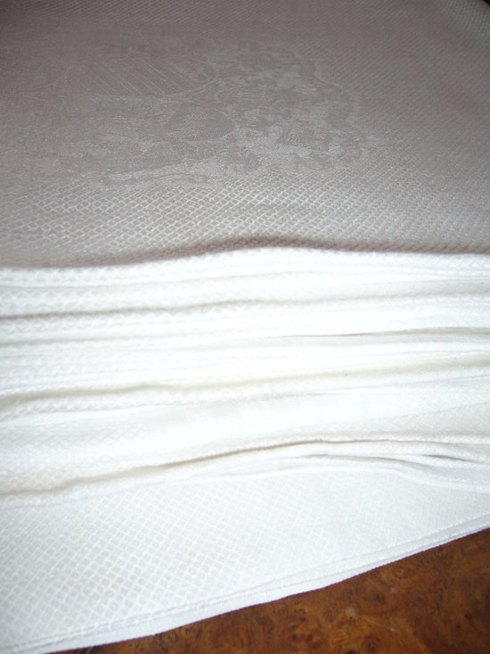 16 armorial napkins from the 19th century