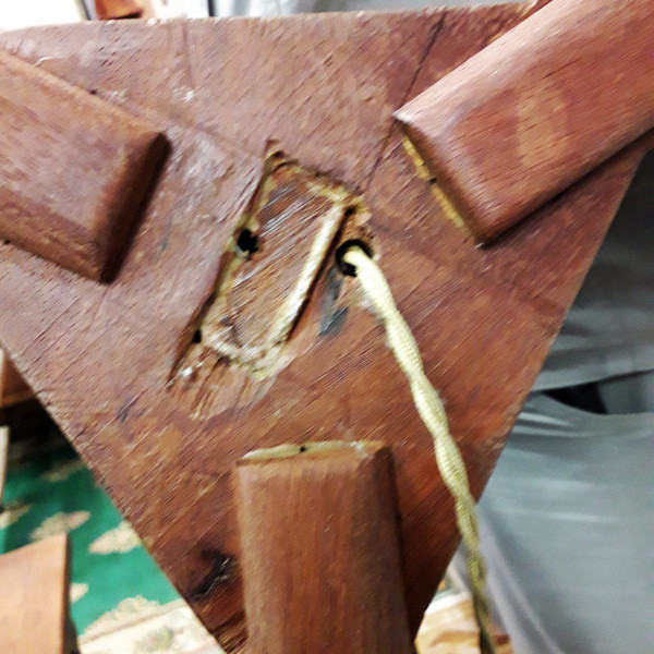 Lampada da terra in mogano con ripiano centrale anni '60 '70