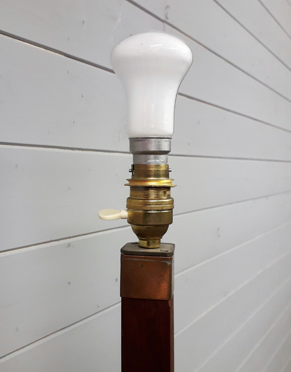 Lampada da terra in mogano con ripiano centrale anni '60 '70