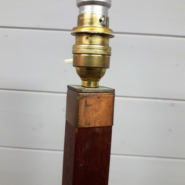 Lampada da terra in mogano con ripiano centrale anni '60 '70