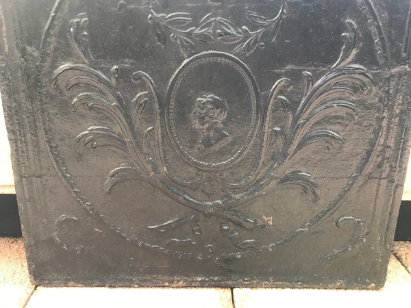 Belle plaque de cheminée anciennement fonte d'époque 18 ème Louis XVI (72 X 72,5 cm )