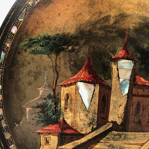 Petit guéridon basculant Napoléon III, bois laqué noir à décor de paysage et burgots