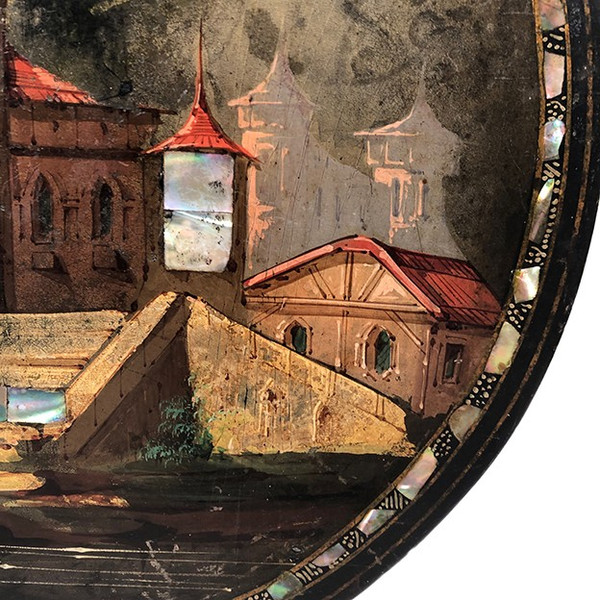 Petit guéridon basculant Napoléon III, bois laqué noir à décor de paysage et burgots