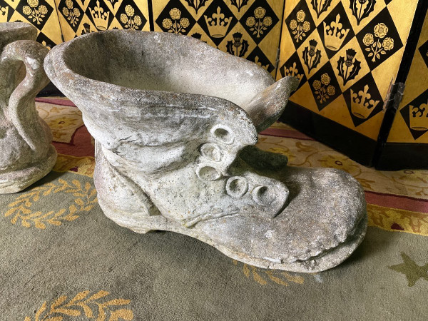 Coppia di fioriere in pietra che formano scarpe