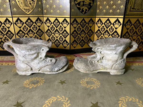 Coppia di fioriere in pietra che formano scarpe
