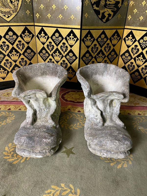 Coppia di fioriere in pietra che formano scarpe