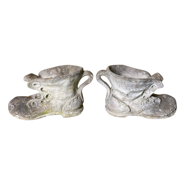 Coppia di fioriere in pietra che formano scarpe