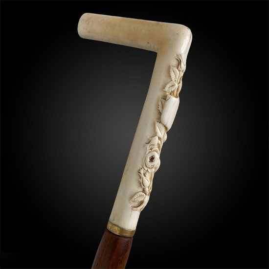 WALKING CANE probably of a woman carved with flowers - European work from the beginning of the 20th century