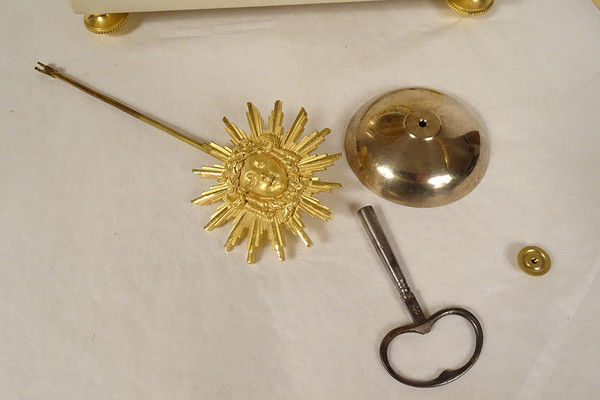 Orologio a gabbia Luigi XVI in marmo bianco e bronzo dorato Coppa Napoleone III XIX secolo