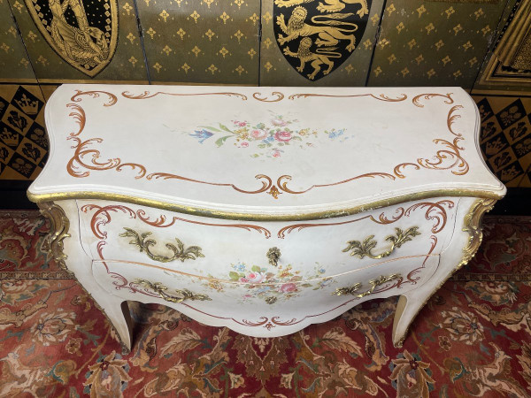 Commode De Style Louis XV En Bois Peint