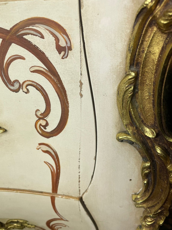 Commode De Style Louis XV En Bois Peint