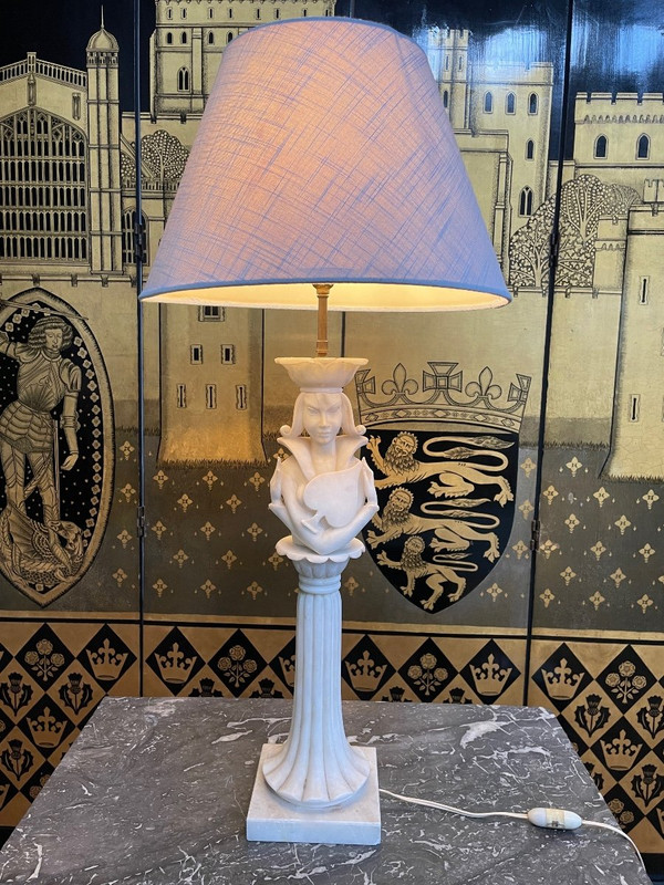 Alabasterlampe, die die Spechtdame darstellt