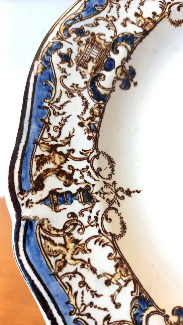 Piatto in terracotta di Gien, XIX secolo.