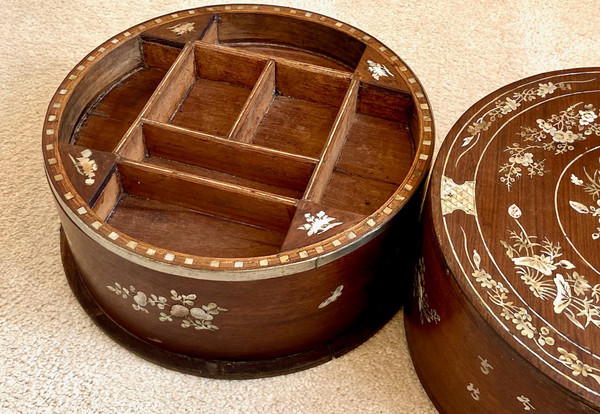 Vietnam, Fin Du XIXème Siècle, Début Du XXème Siècle, Coffret En Bois Marqueté De Nacre.