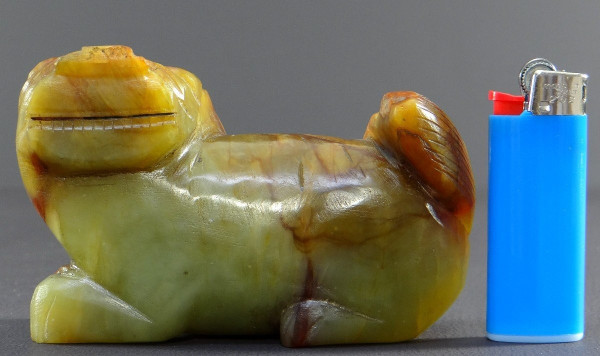 Cina, Prima metà del XX secolo, Piccola statuetta di leone buddista in giada scolpita.