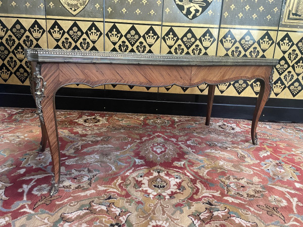 Couchtisch im Louis XV-Stil