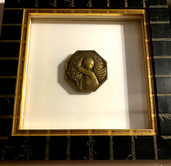 deux médailles en bronze art déco , montées sous verre en pendant dans un beau cadre carré