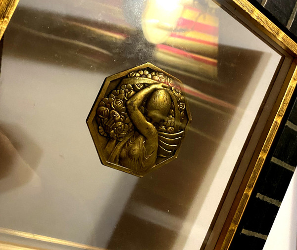 deux médailles en bronze art déco , montées sous verre en pendant dans un beau cadre carré