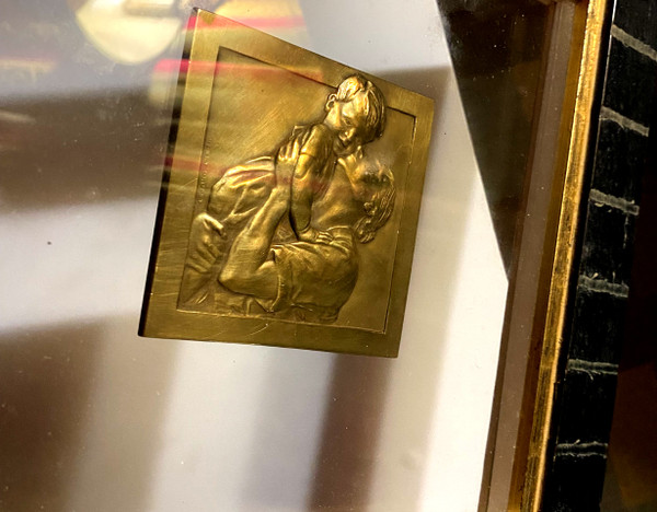 deux médailles en bronze art déco , montées sous verre en pendant dans un beau cadre carré