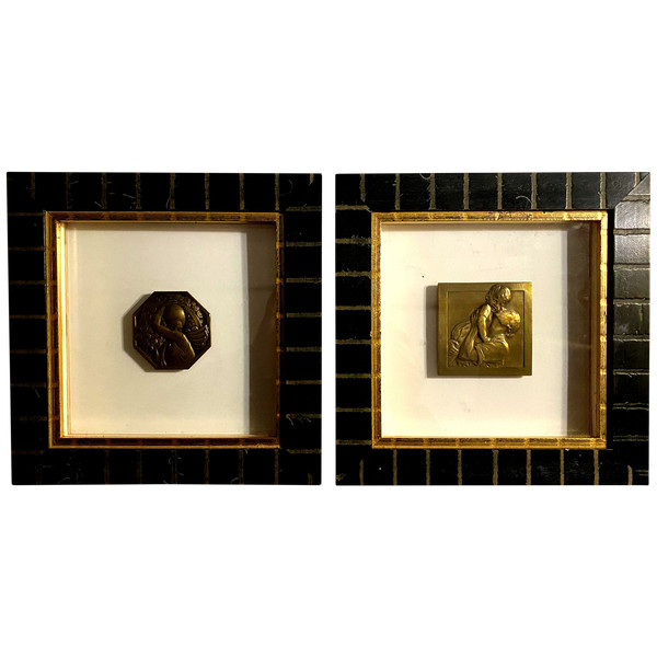 deux médailles en bronze art déco , montées sous verre en pendant dans un beau cadre carré