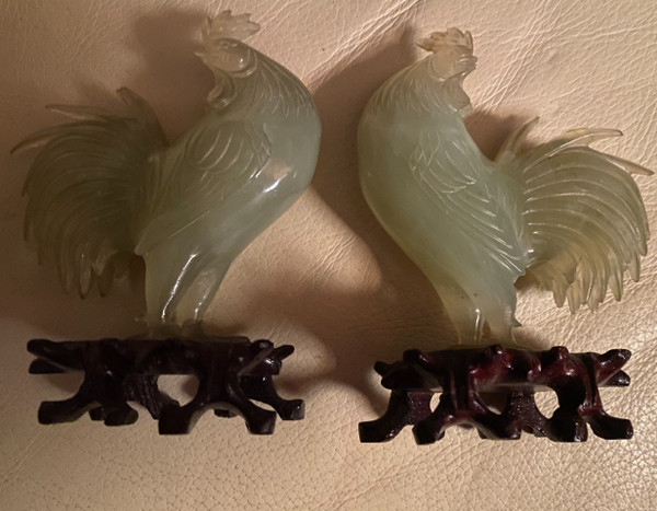 Très belle paire de coqs en jade vert amande sur socle bois  précieux sculpté ajouré Chinois