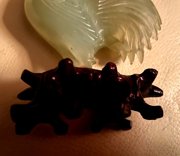 Très belle paire de coqs en jade vert amande sur socle bois  précieux sculpté ajouré Chinois