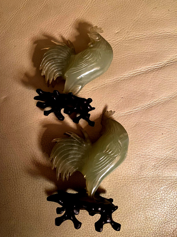 Très belle paire de coqs en jade vert amande sur socle bois  précieux sculpté ajouré Chinois