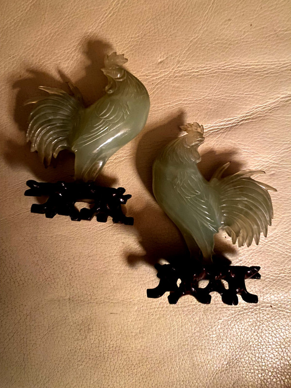 Très belle paire de coqs en jade vert amande sur socle bois  précieux sculpté ajouré Chinois