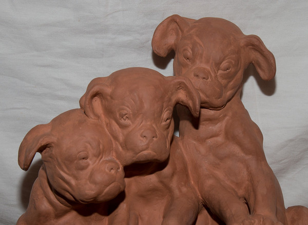"Tre Cuccioli" in terracotta Firmato Georges Lucien Vacossin Inizio del XX secolo