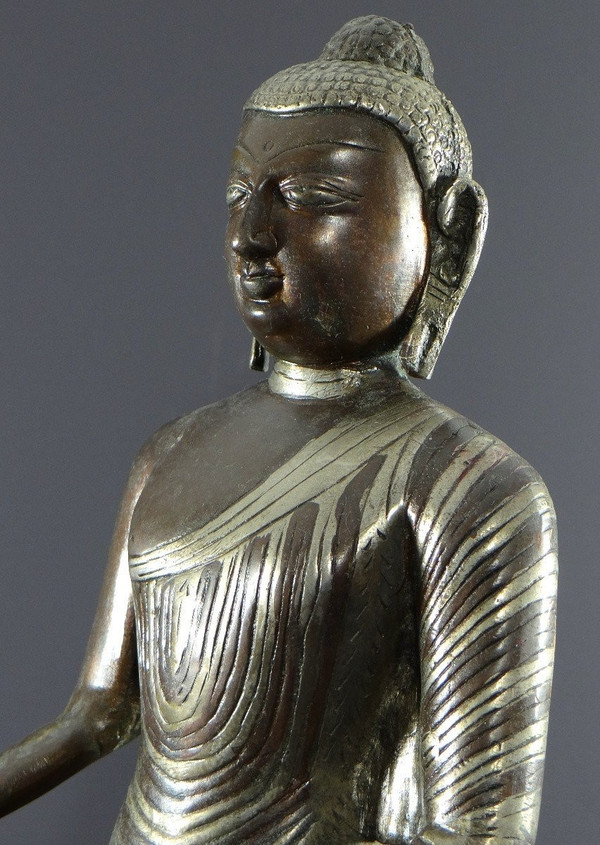 Birmanie, Années 1920/1930, Statue Bouddha En Bronze à Double Patine Cuivre Et Argent.