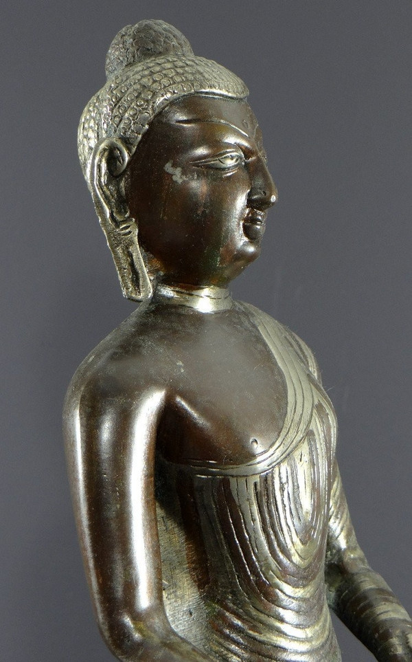 Birmanie, Années 1920/1930, Statue Bouddha En Bronze à Double Patine Cuivre Et Argent.