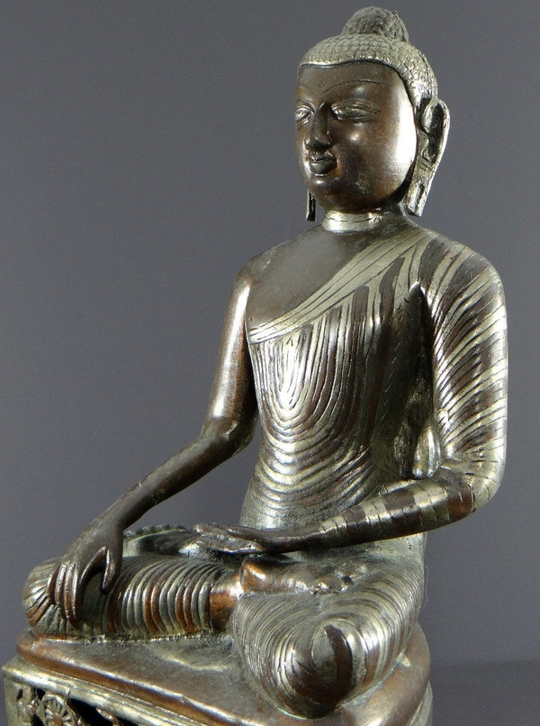 Birmanie, Années 1920/1930, Statue Bouddha En Bronze à Double Patine Cuivre Et Argent.
