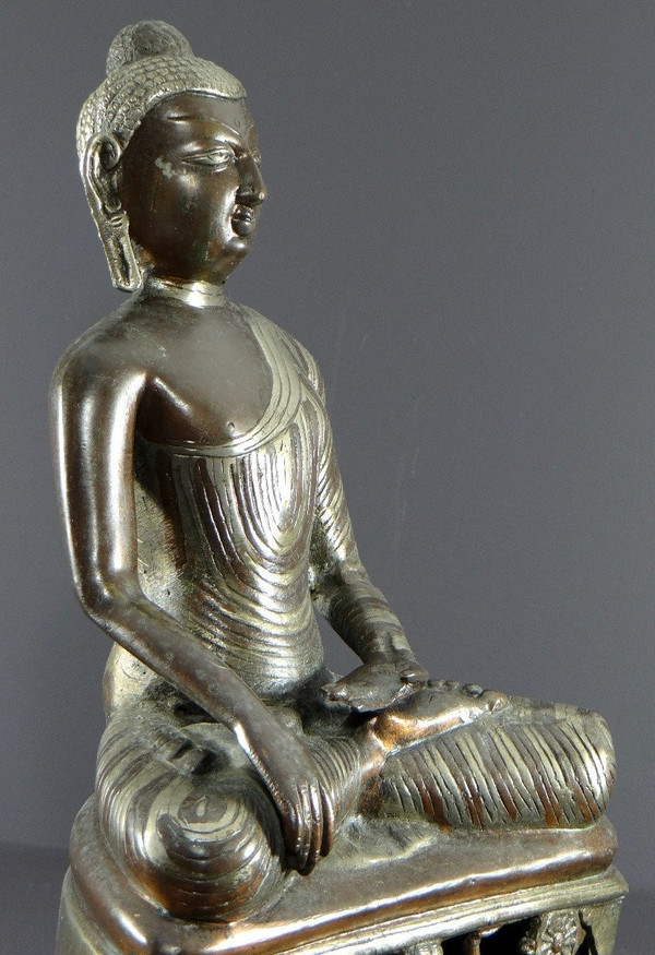 Birmanie, Années 1920/1930, Statue Bouddha En Bronze à Double Patine Cuivre Et Argent.