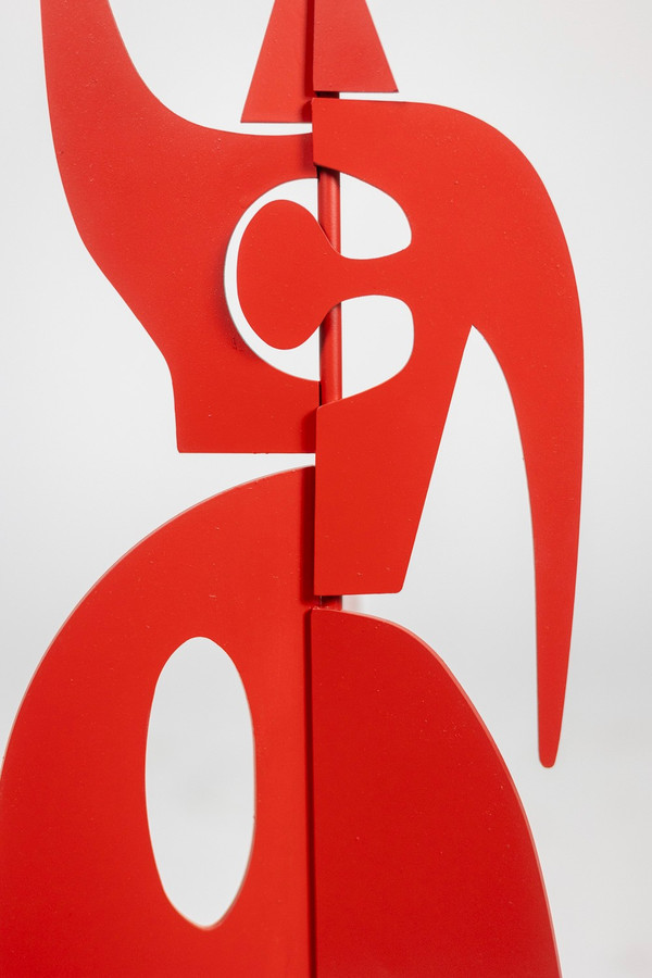 Scultura in piedi intitolata “Jouve”. Opera contemporanea.