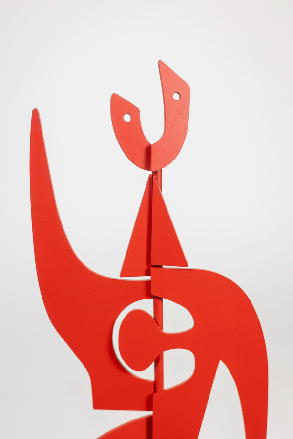 Scultura in piedi intitolata “Jouve”. Opera contemporanea.