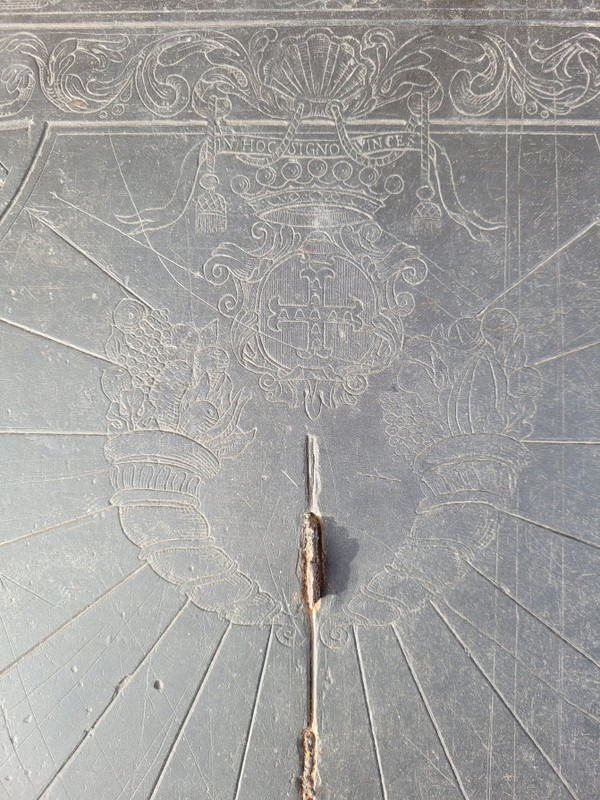 Cadran Solaire En Ardoise, Décoré Et Daté 1704