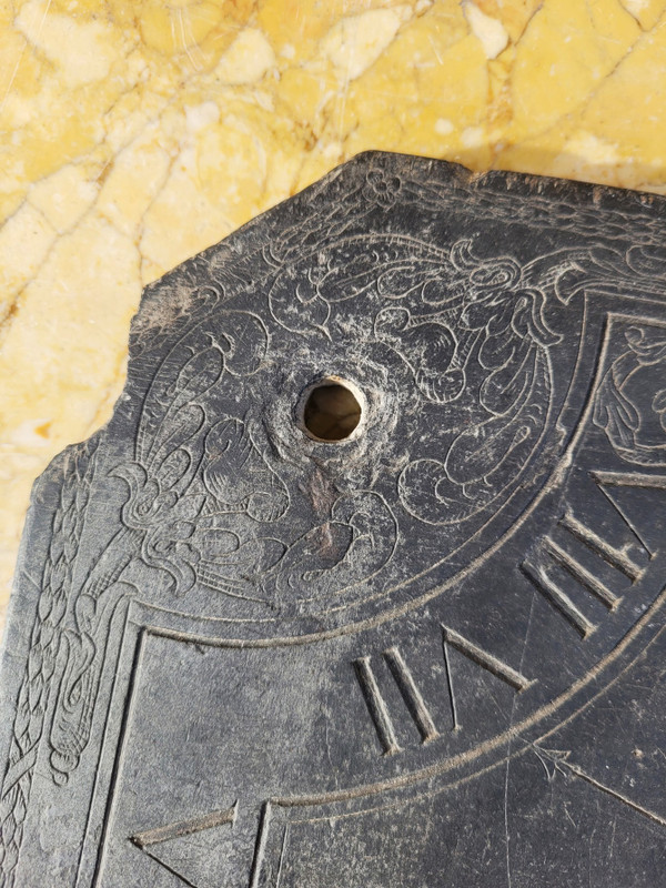 Cadran Solaire En Ardoise, Décoré Et Daté 1704