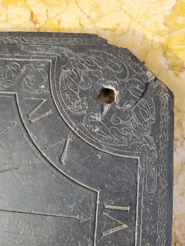 Cadran Solaire En Ardoise, Décoré Et Daté 1704