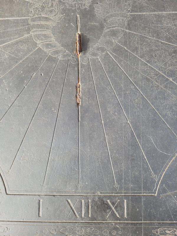 Cadran Solaire En Ardoise, Décoré Et Daté 1704